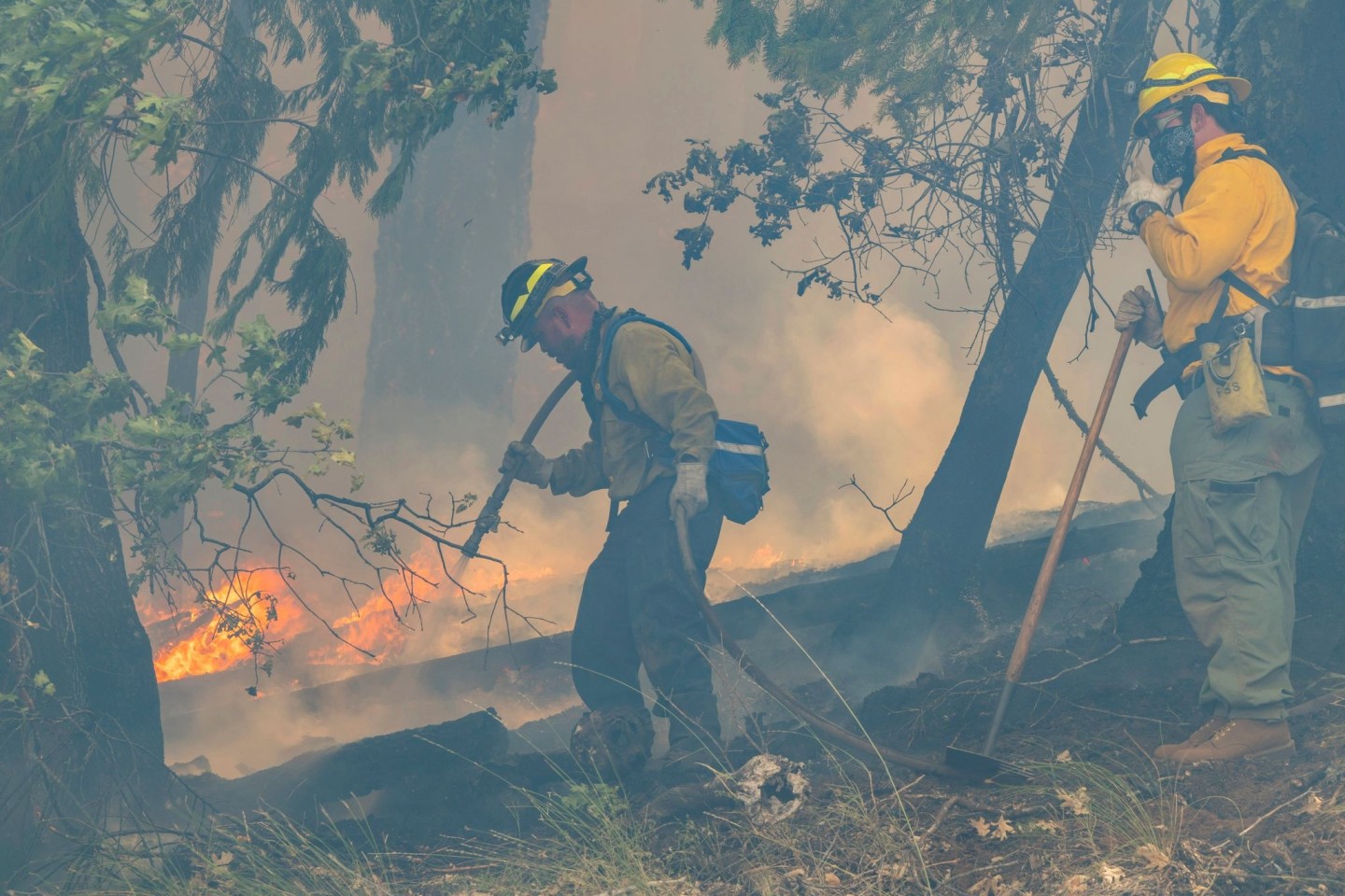 Mehr als 4.000 Helfer sind im Einsatz gegen die Flammen.