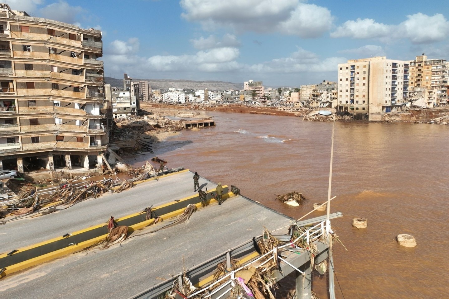 Straßen sind nach Überschwemmungen in Libyen zerstört.