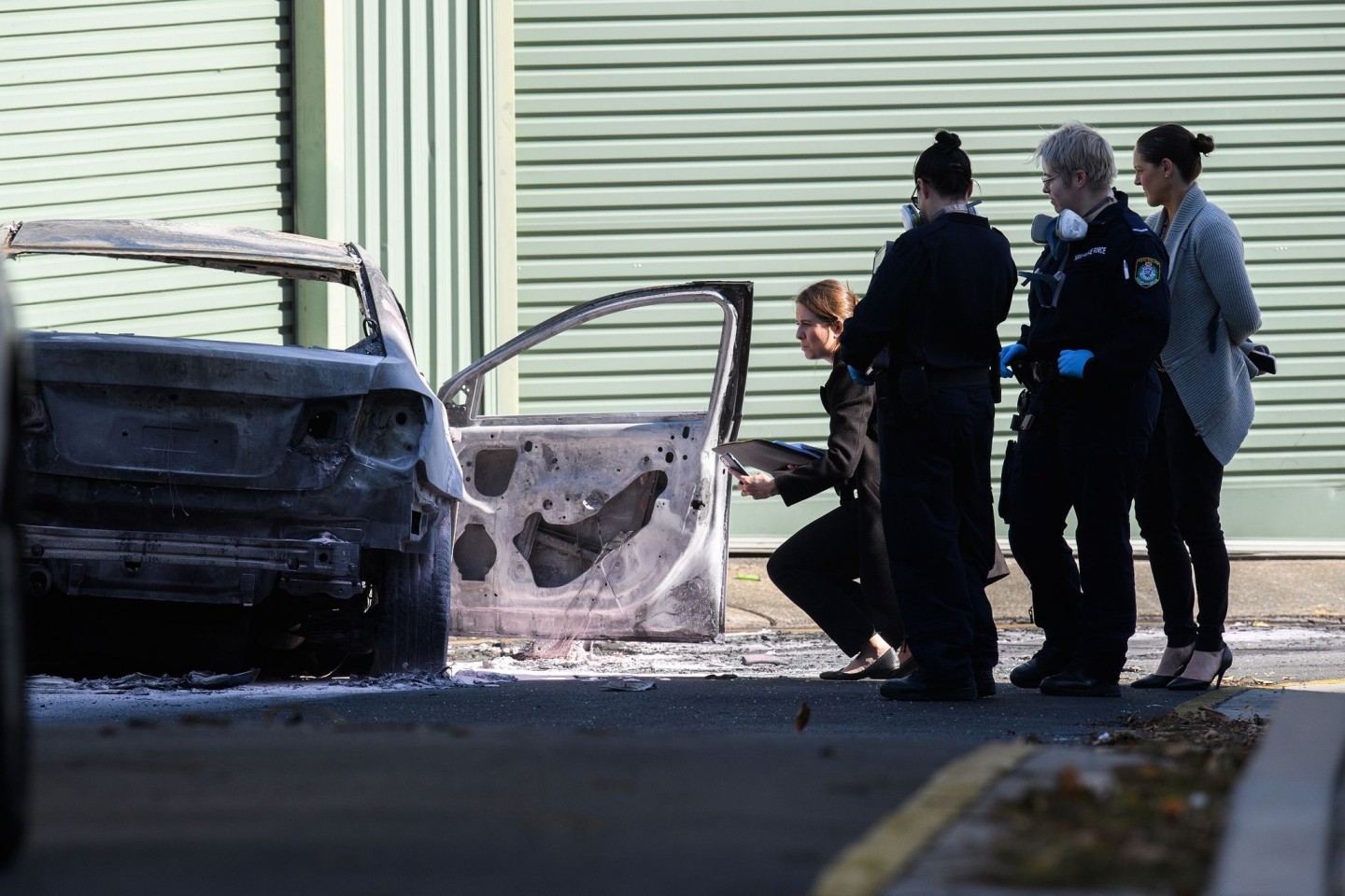 Forensische Polizeieinheiten sichern am Tatort in Sydney Spuren.