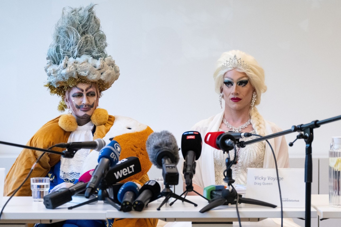 Drag-King Eric BigClit (l) und Drag-Queen Vicky Voyage nehmen nach der Lesung in der Münchner Stadtbibliothek an einer Pressekonferenz teil.