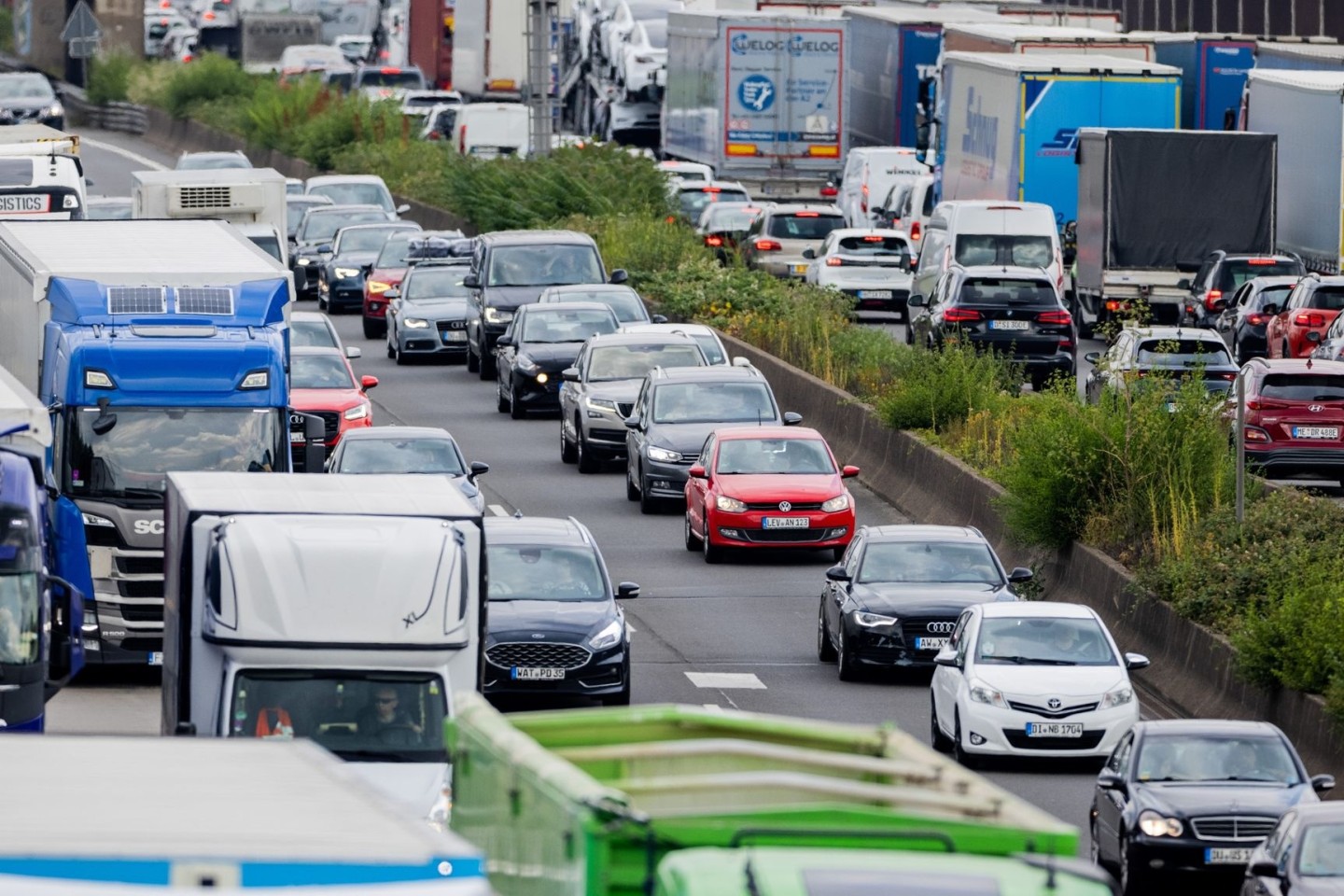 Autos und Lkw stauen sich auf der A3 im Autobahndreieck Köln-Heumar. Nach dem letzten Schultag vor den Sommerferien fahren viele Familien in den Sommerurlaub.