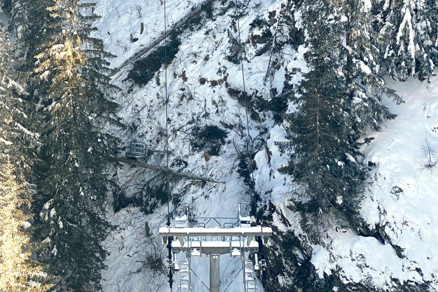 Eine mit vier Personen besetzte Gondel ist in Österreich im Skigebiet Hochötz abgestürzt.