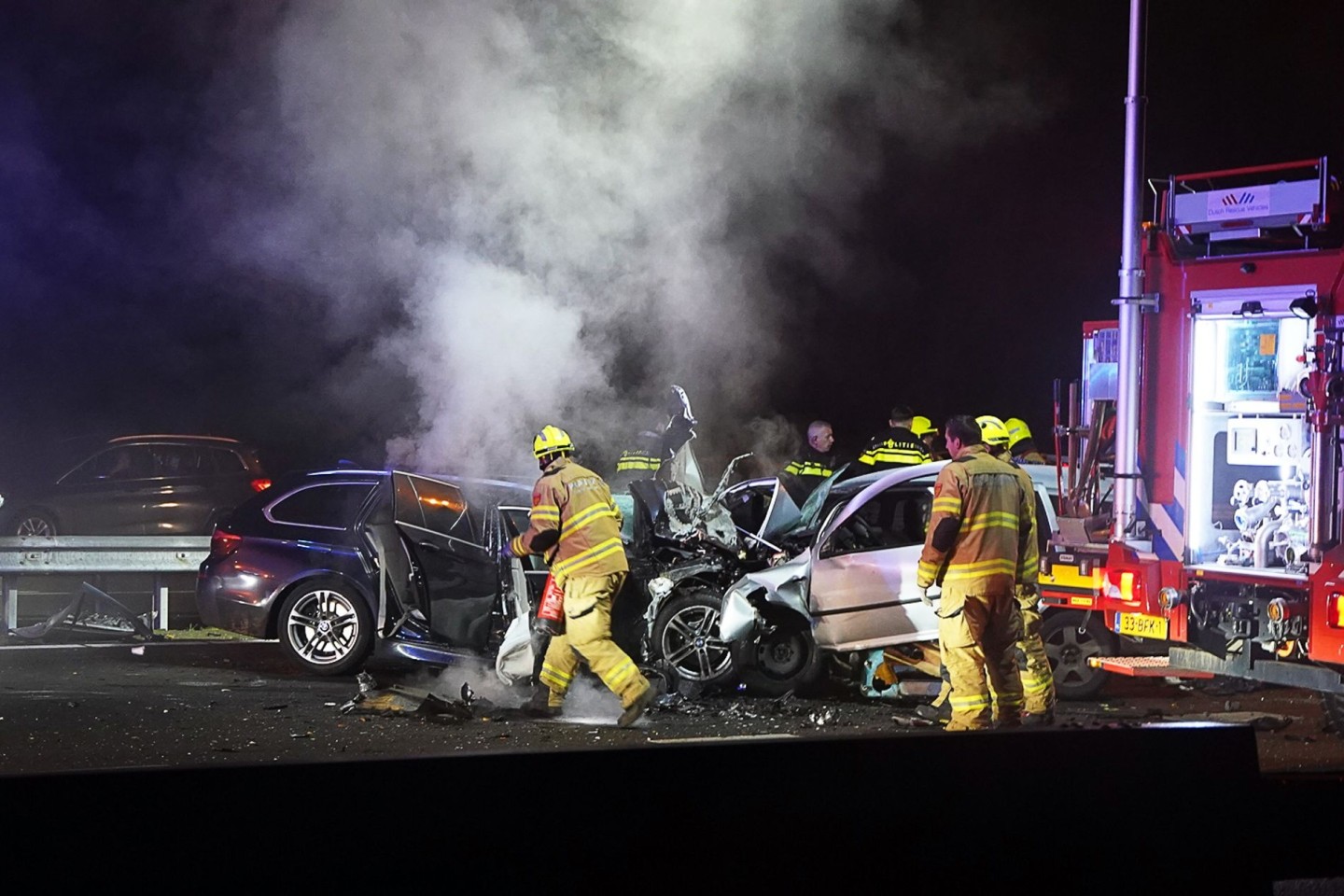 Hilfskräfte der Feuerwehr sind an der Unfallstelle beim Autobahnkreuz Hoevelaken östlich von Amsterdam im Einsatz.