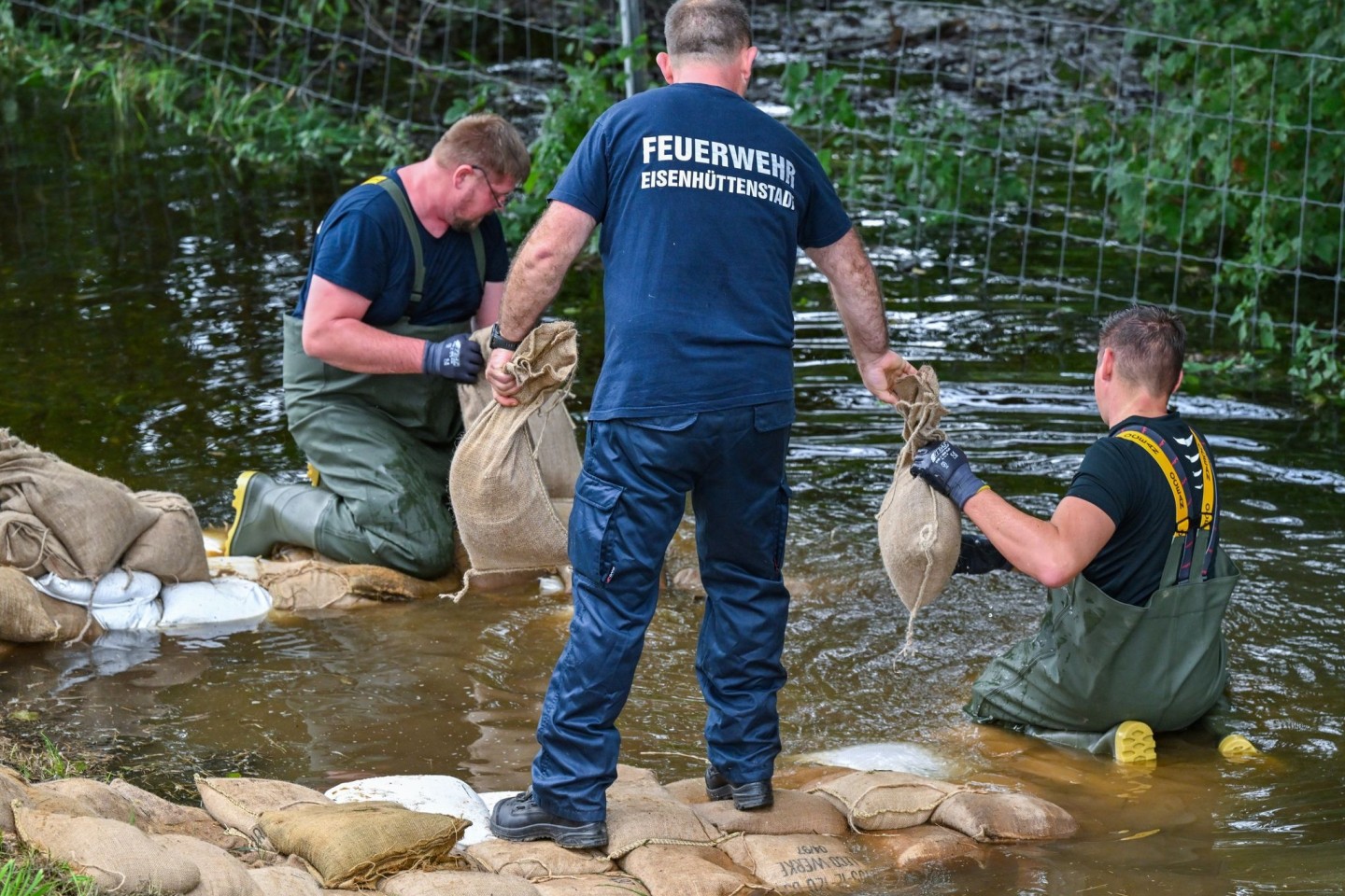 Halten die Deiche? Einsatzkräfte dichten bei Vogelsang im Oder-Spree-Kreis Sickerstellen ab.