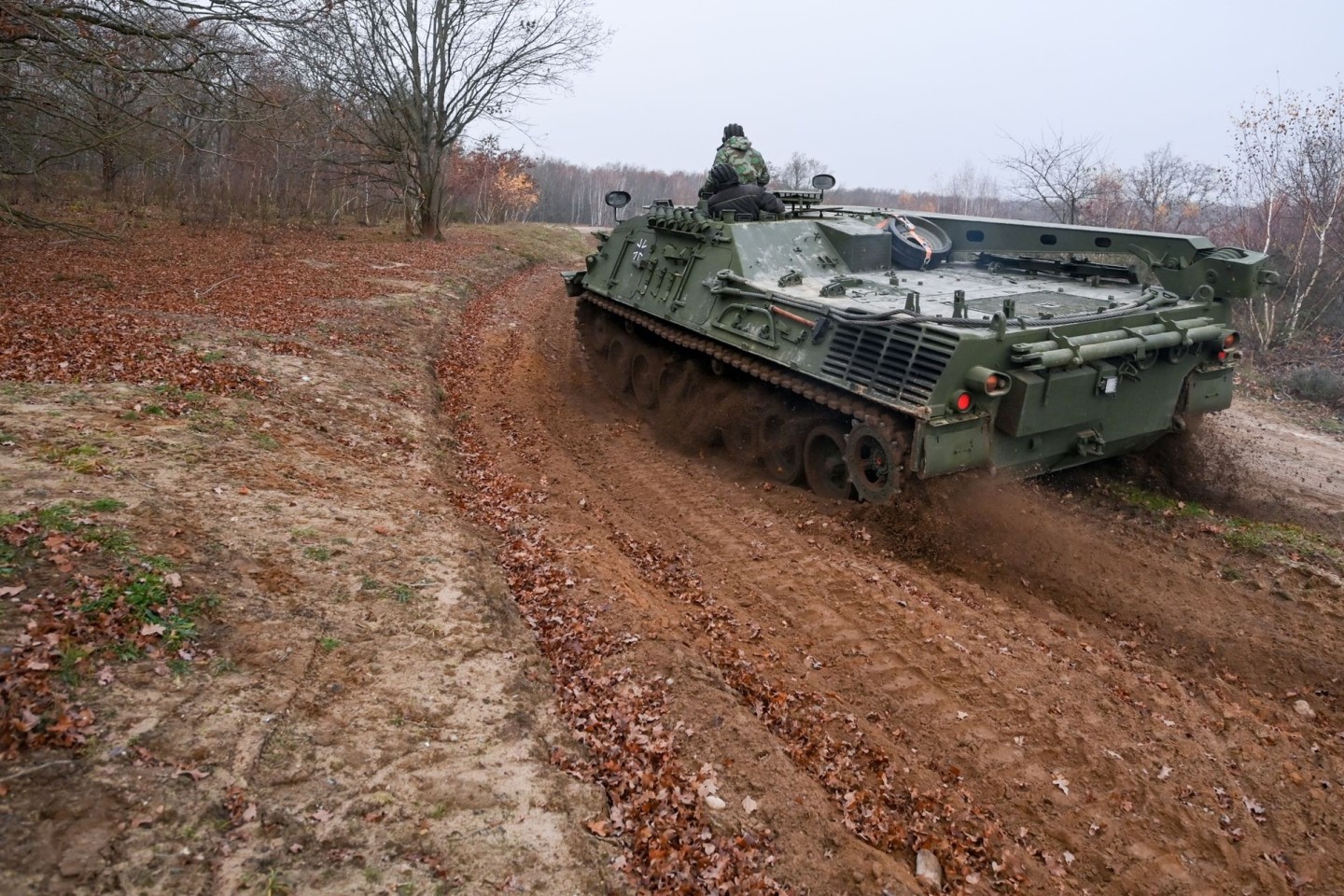 Ein Zivilpanzer verdichtet in Sielmanns Naturlandschaft Döberitzer Heide Trassen, damit sich dort Pfützen für Urzeitkrebse bilden können.