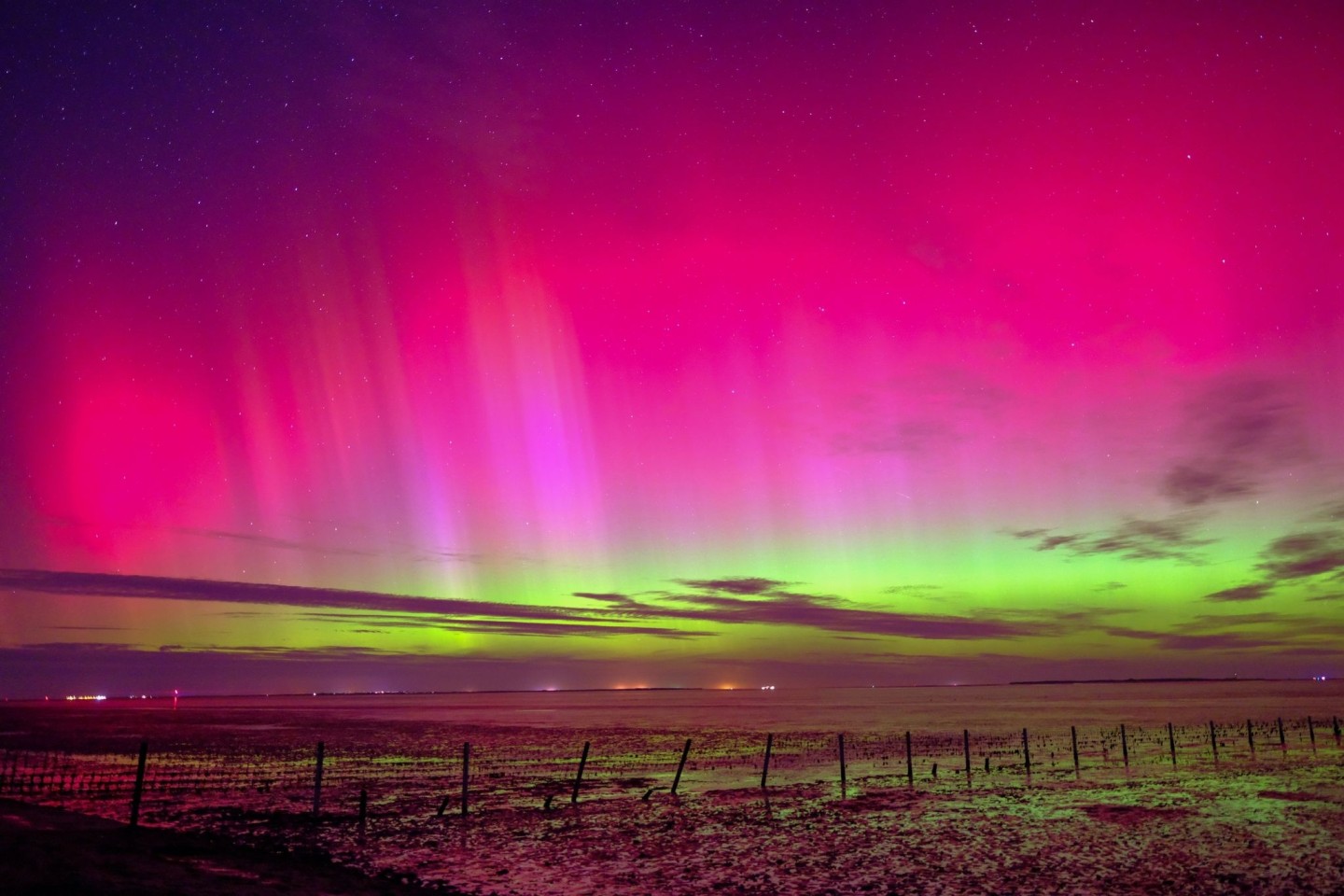 Eindrucksvoll: Polarlichter sind am Himmel über Schillig in Niedersachsen zu sehen.