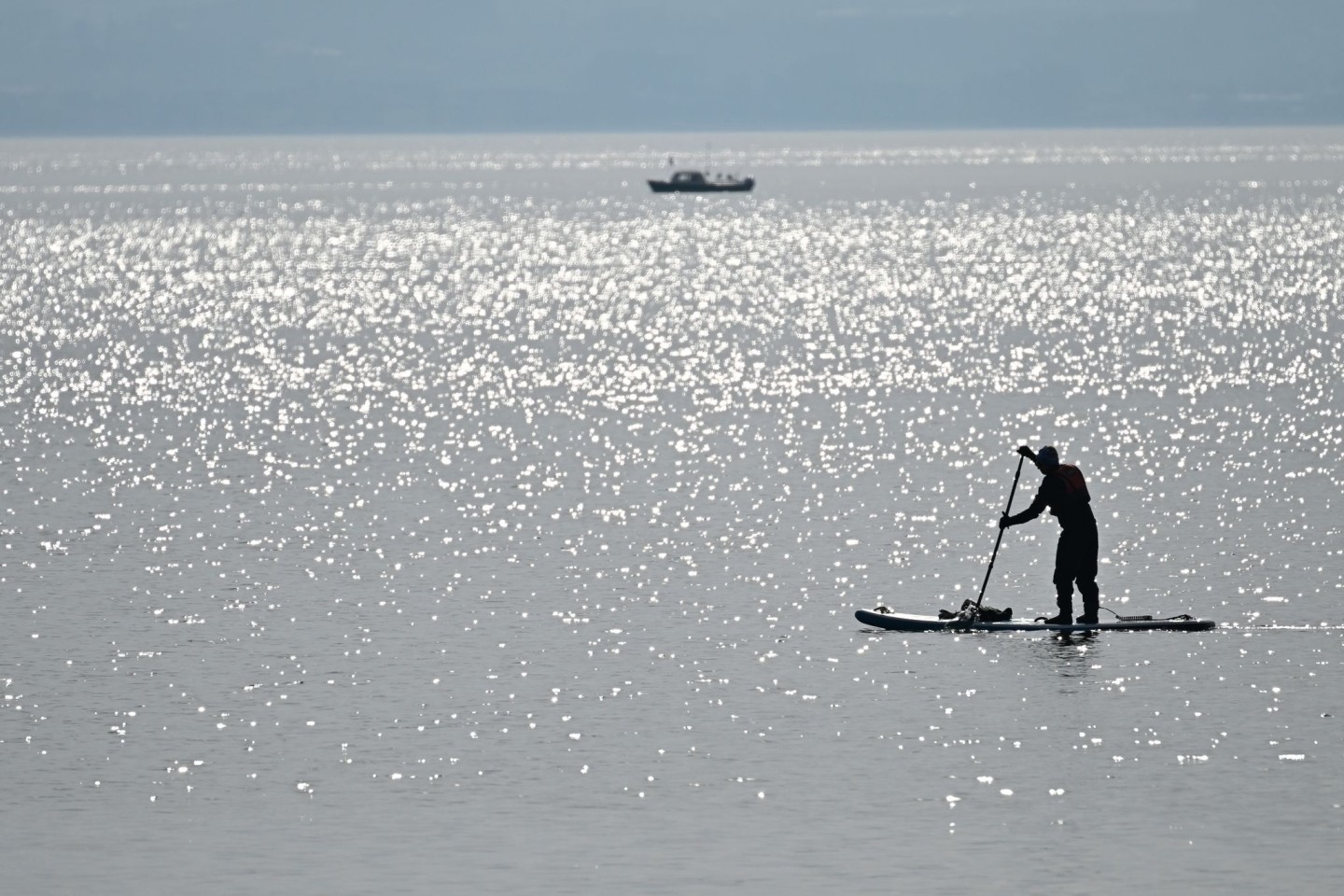 Ein Stand-up-Paddler paddelt über den Bodensee. (Symbolbild)