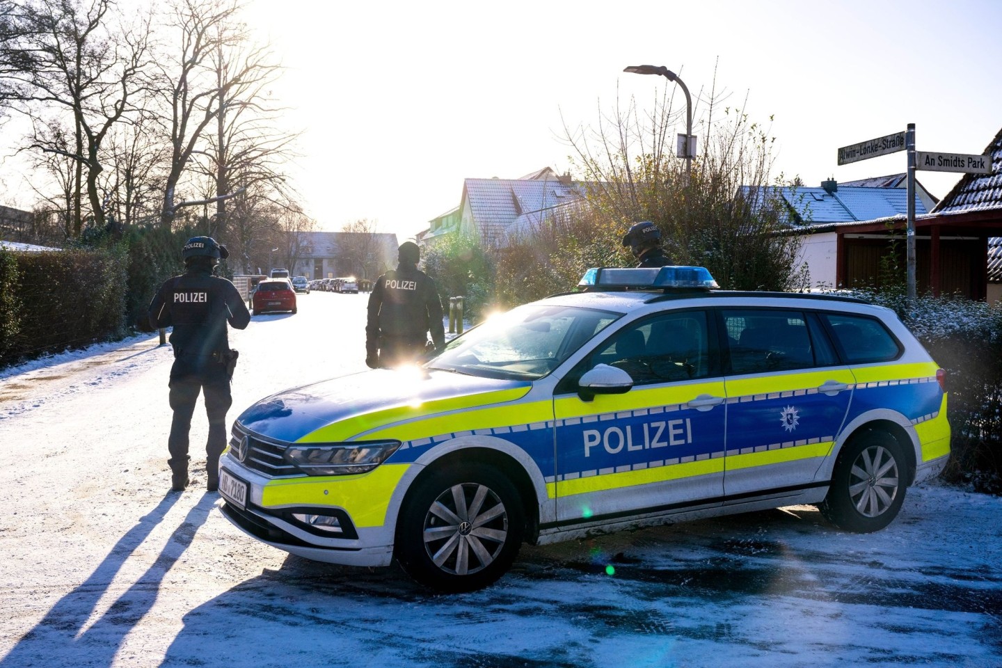 Zahlreiche Beamte sind an der Schule im Einsatz.