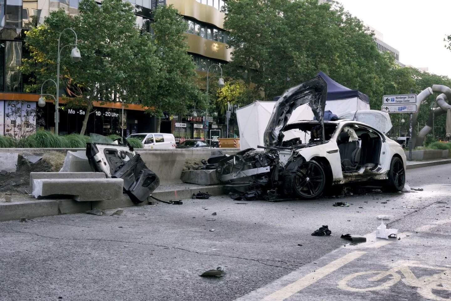 Das Wrack eines Autos steht nach dem Unfall auf der Tauentzienstraße.