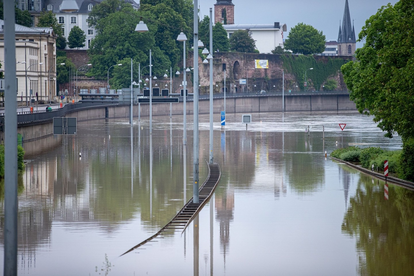 Die Stadtautobahn in Saarbrücken steht unter Wasser.