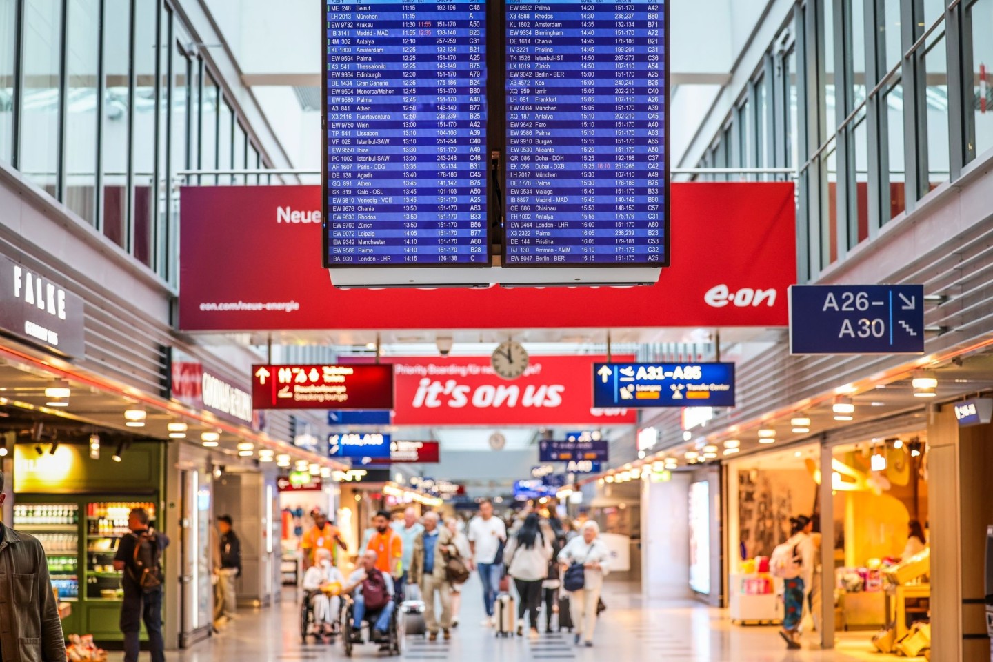 Eine Anzeigentafel im Flughafen Düsseldorf. Am Wochenende landeten hier viele Reisende nach ihrem Sommerurlaub. 