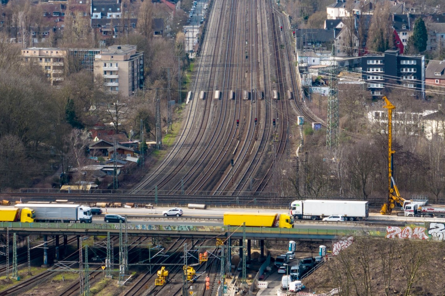 Die achtspurige Bahnstrecke am Autobahnkreuz Kaiserberg in Duisburg, an dem Bauarbeiten stattfinden sollen.