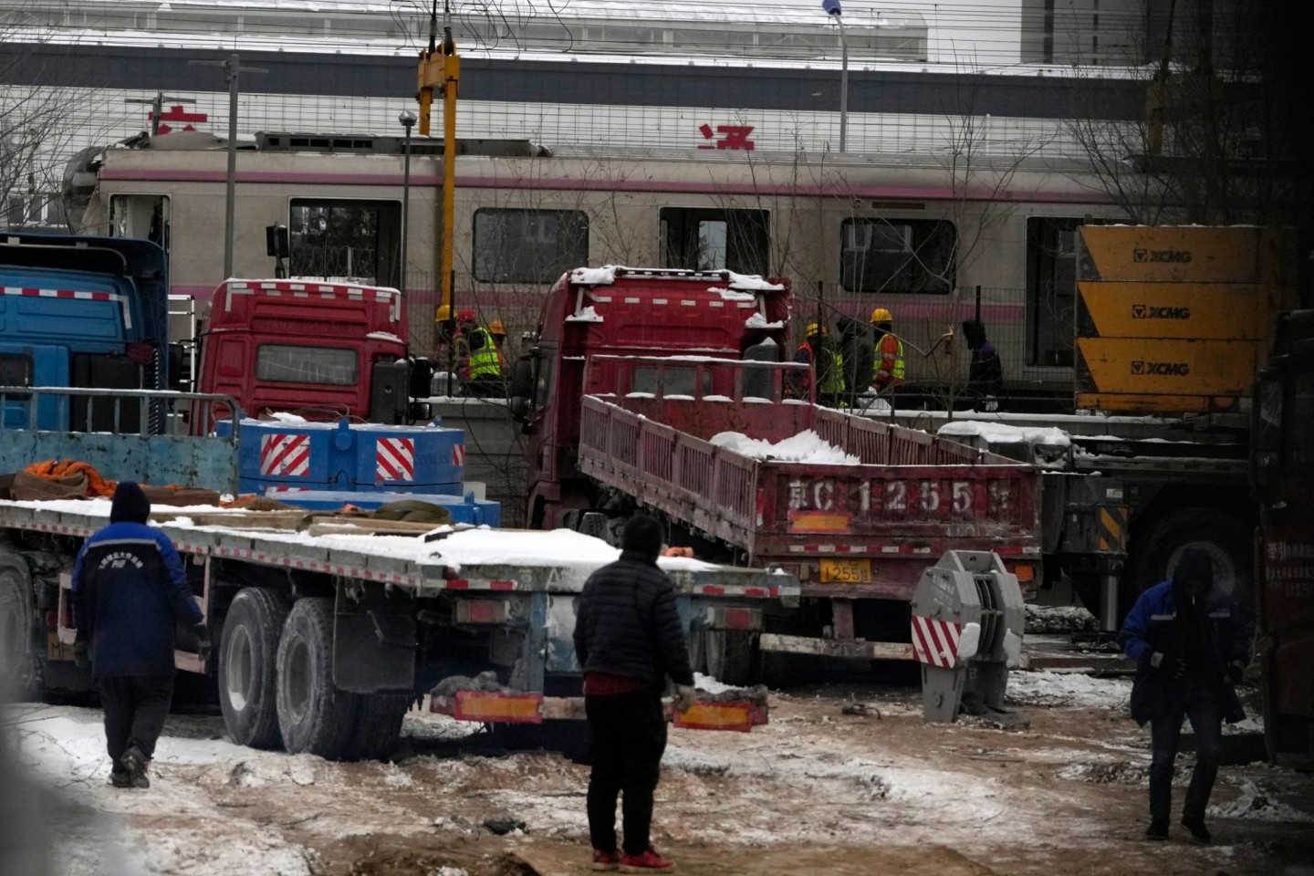 Polizisten in der Nähe des Ortes, wo sich der Zug-Unfall in Peking ereignete.