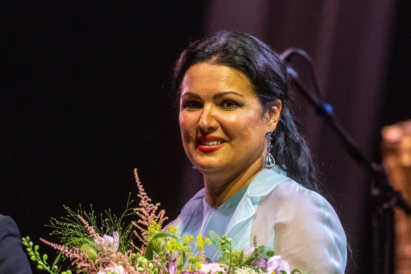 Der russische Opernstar Anna Netrebko steht im Innenhof des Fürstenschlosses St. Emmeram in Regensburg.