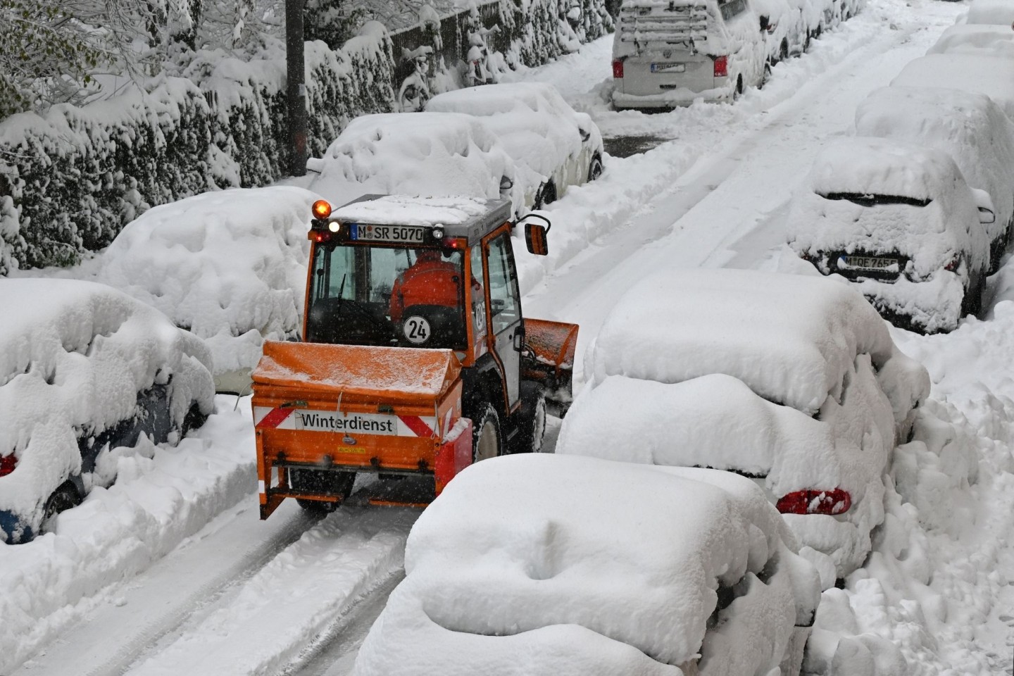 Schnee und Eis haben im Süden Bayerns auf den Straßen und bei der Bahn für Chaos gesorgt - wie hier in München.