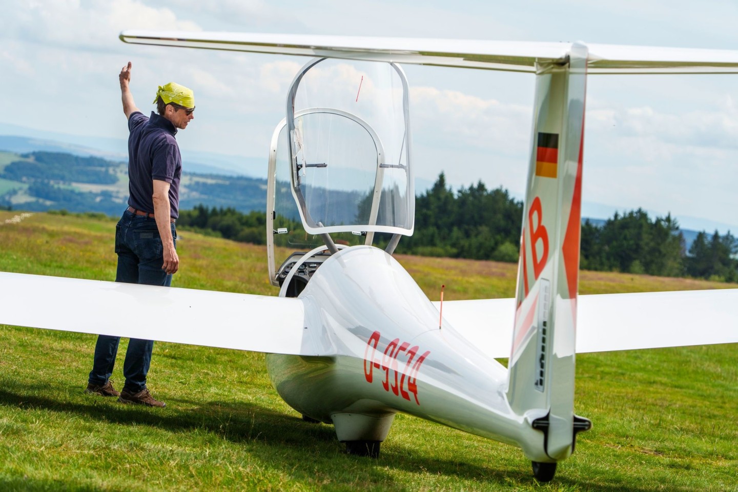 Dierk Althoff, Segelflugschüler, steht neben einem Schulungsflugzeug. Die Fliegerschule auf der Wasserkuppe gibt es seit 100 Jahren.