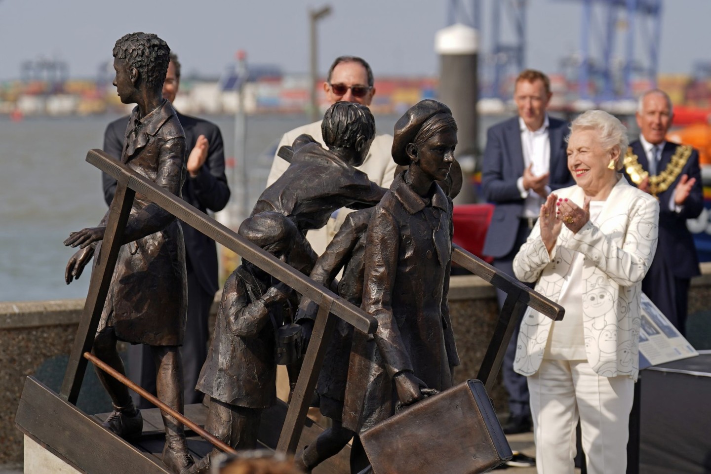 Dame Stephanie Shirley (r), bei der Enthüllung eines Denkmals für den Kindertransport am Kai von Harwich 2022.