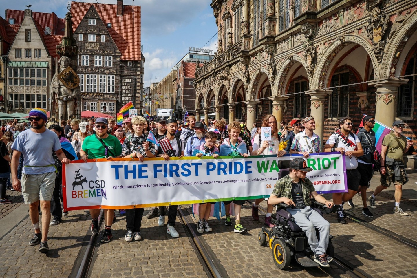 «The first pride was a riot» steht auf diesem Transparent beim Pride-Demonstrationszug durch Bremen.