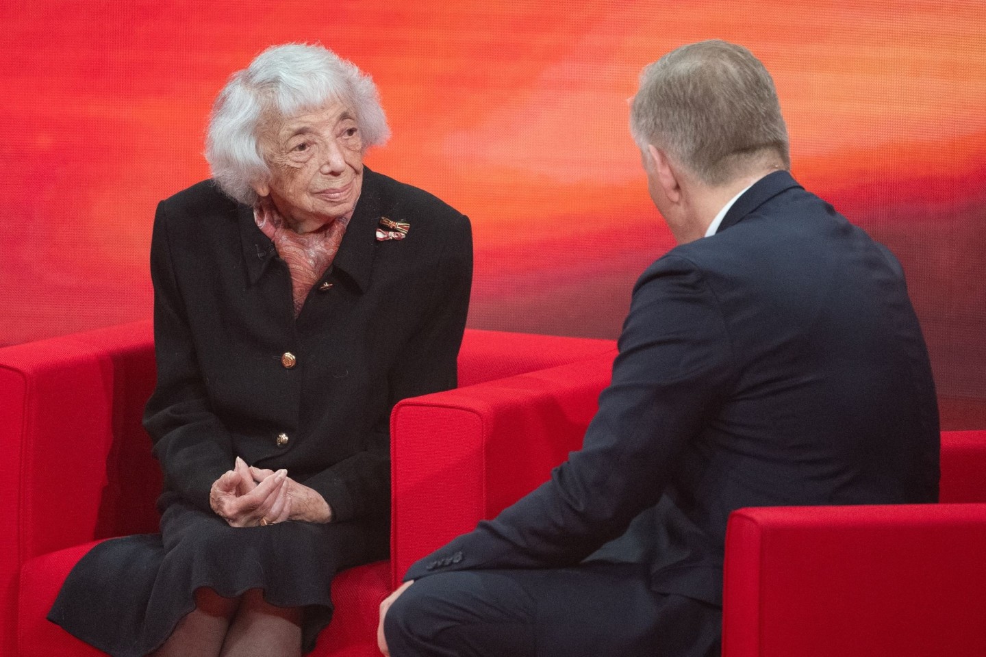 Moderator Johannes B. Kerner spricht während der TV-Spendengala «Ein Herz für Kinder» mit der Holocaust-Überlebenden Margot Friedländer.