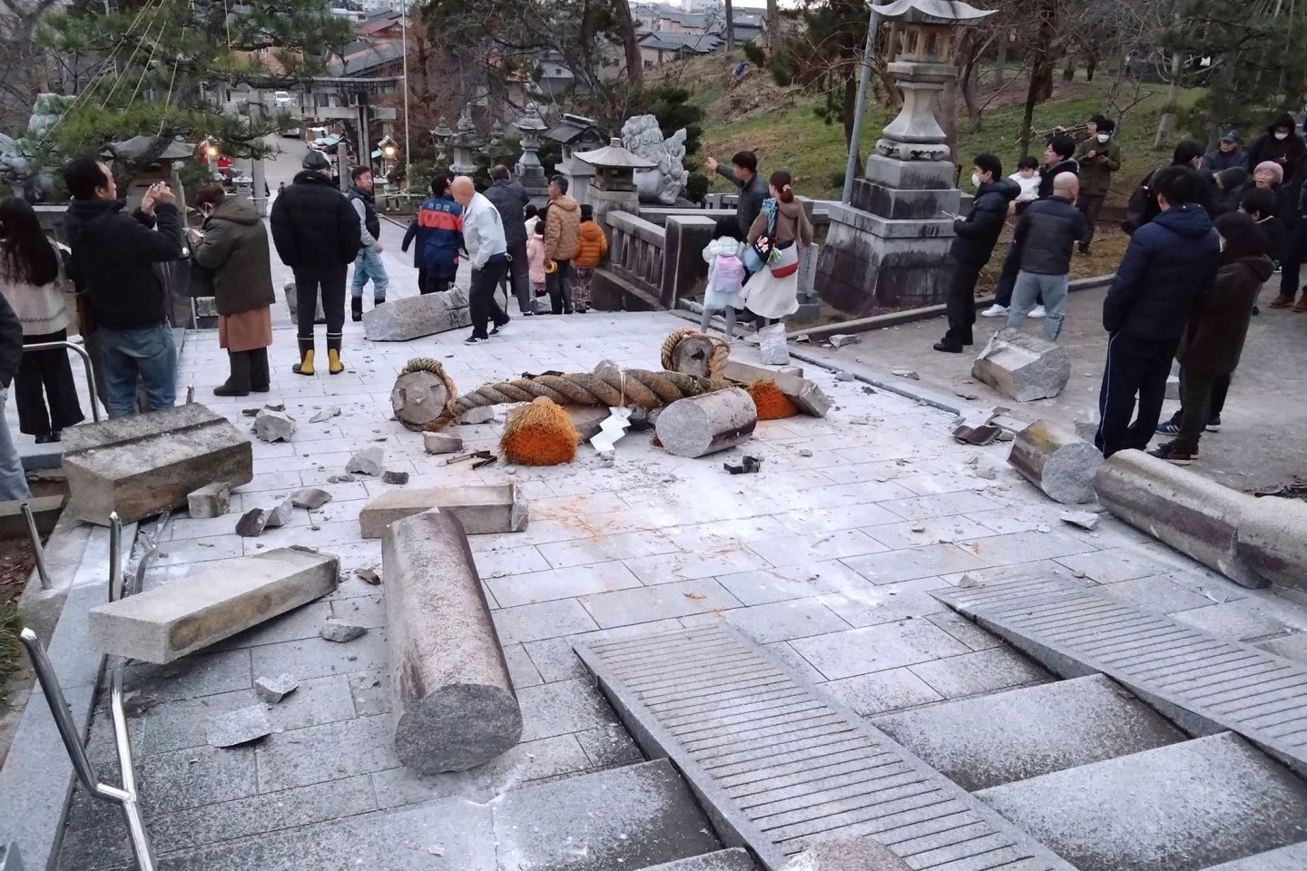 Ein Torii-Tor ist nach einem Erdbeben an einem Schrein in Kanazawa, Präfektur Ishikawa beschädigt.