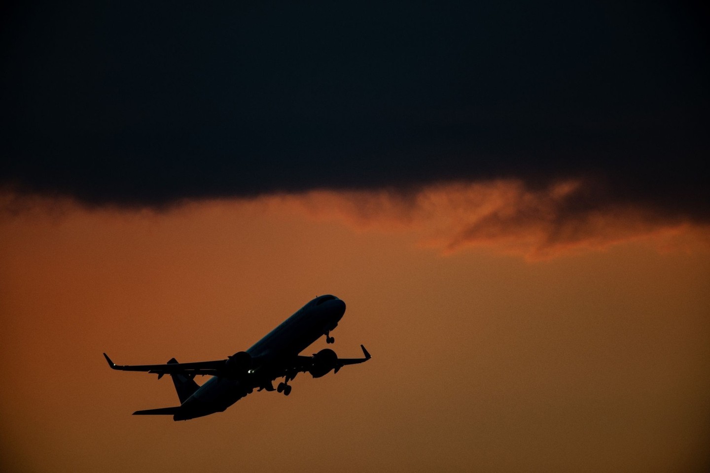 Eine Passagiermaschine startet im letzten Licht des Tages vom Flughafen Frankfurt.