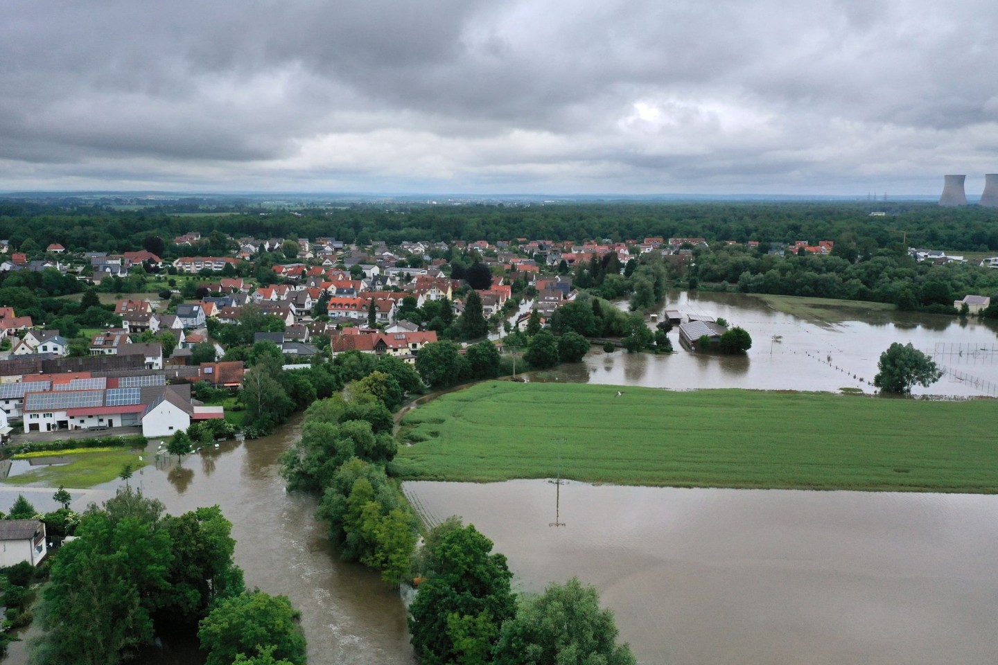 Die starke Strömung brachte das Boot der Rettungskräfte zum Kentern.