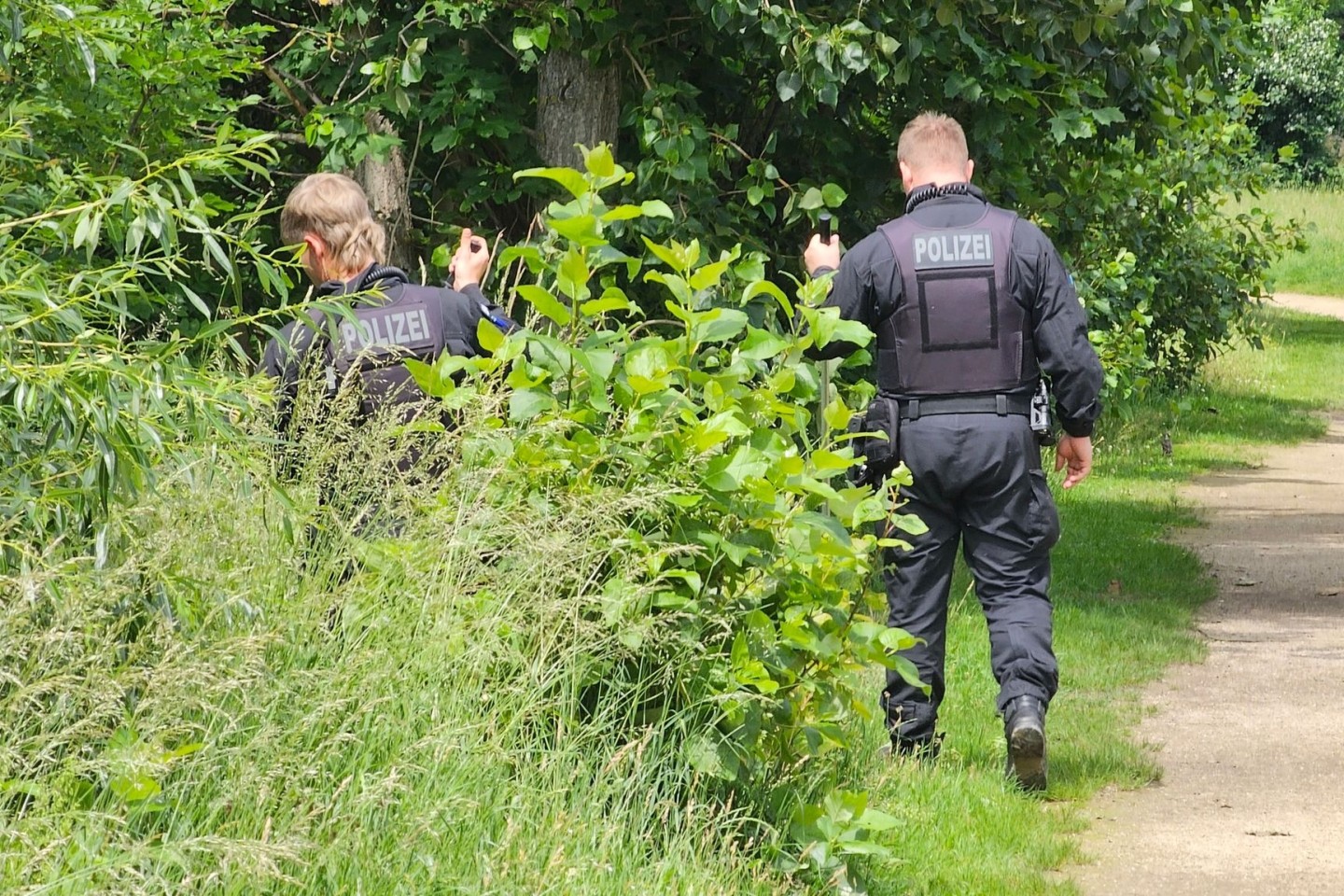 Polizisten suchen im sächsischen Döbeln nach dem vermissten Mädchen.