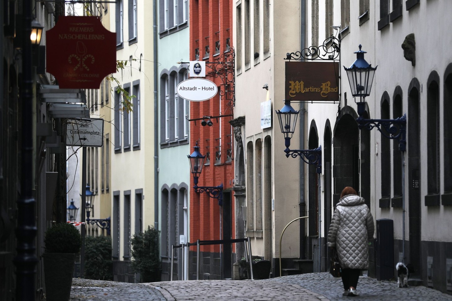 In den Gassen der Kölner Altstadt soll ein Taxifahrer gezielt Frauen angefahren und verletzt haben.