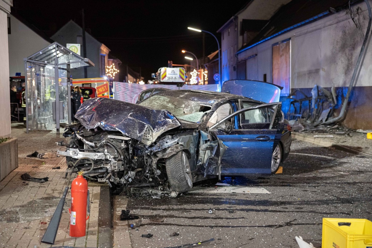 Das schwer beschädigte Fahrzeug an der Bushaltestelle in Niederkassel.