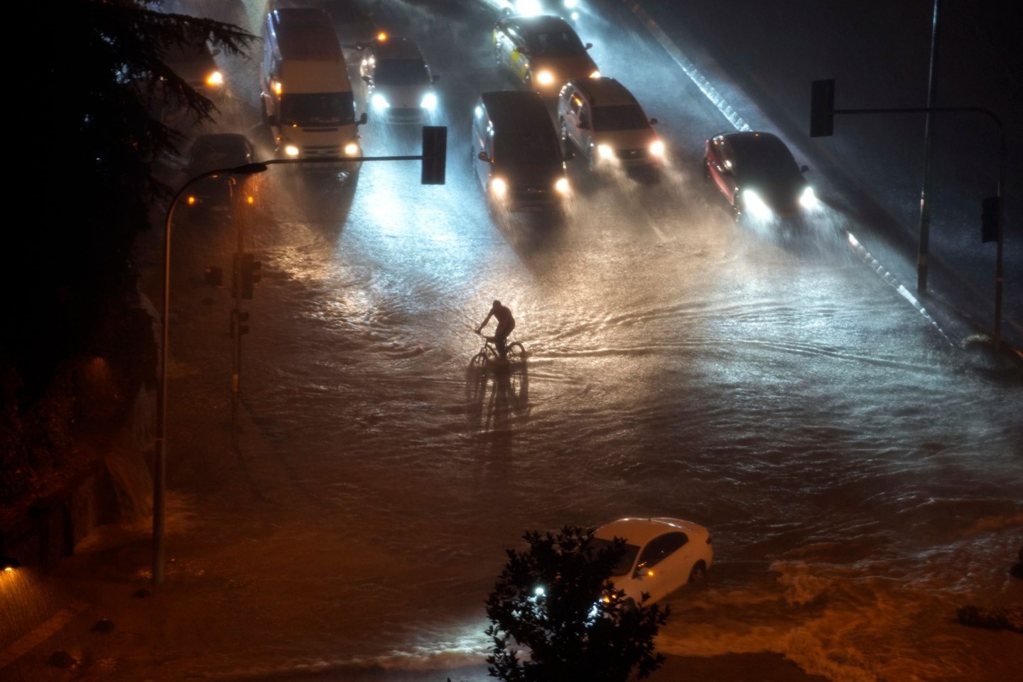 Eine Straße in Istanbul steht nach sturzartigen Regenfällen unter Wasser.