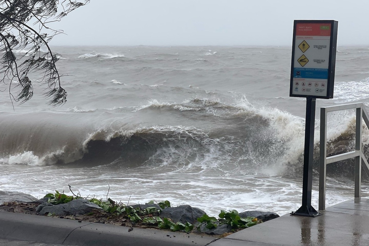 Hohe Wellen am Trinity Beach im australischen Cairns.