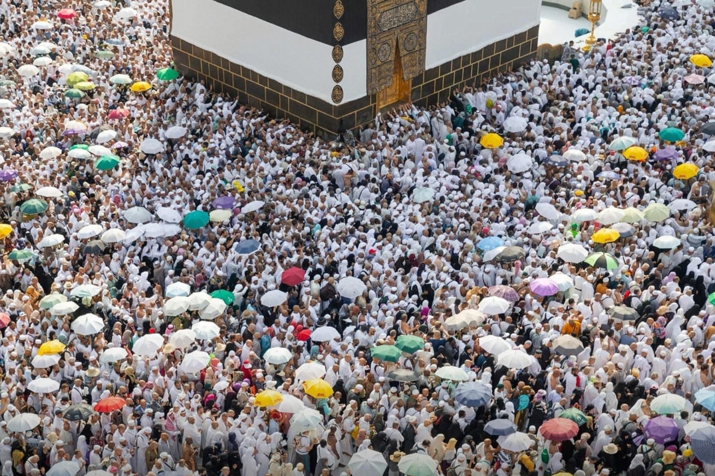 Muslimische Pilger umrunden die Kaaba, das heiligste Heiligtum des Islam, in der Großen Moschee während der Hadsch.