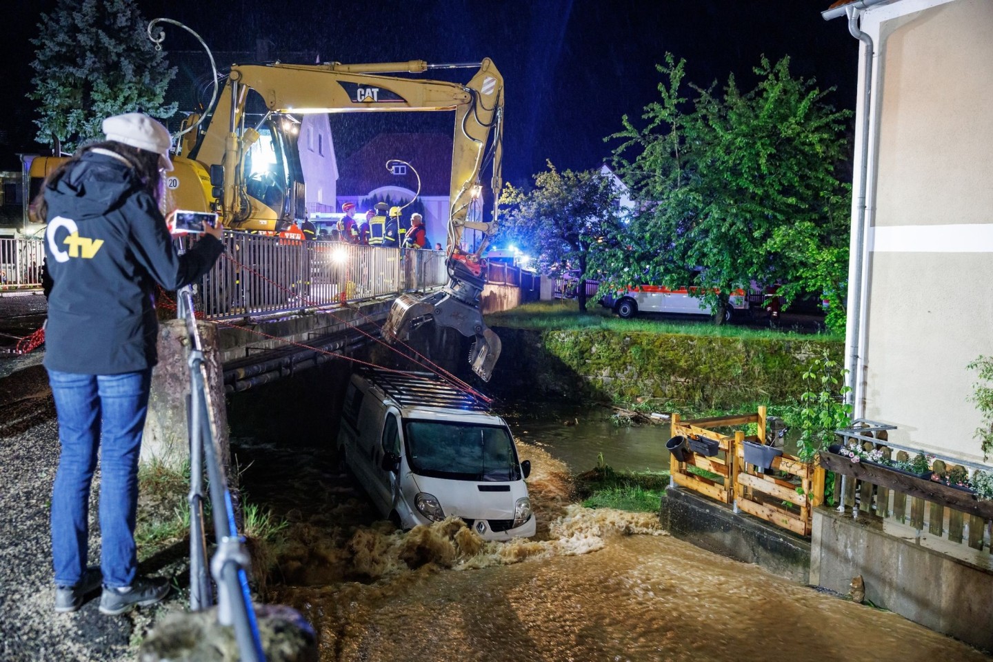 Mit einem Bagger musste dieser Kastenwagen im bayerischen Kastl geborgen werden.