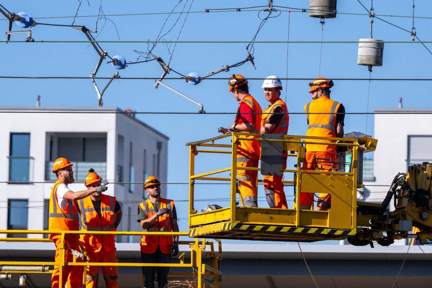 Arbeiter reparieren die abgerissene Oberleitung. Im Münchener Hauptbahnhof standen an fast allen Gleisen Züge still.