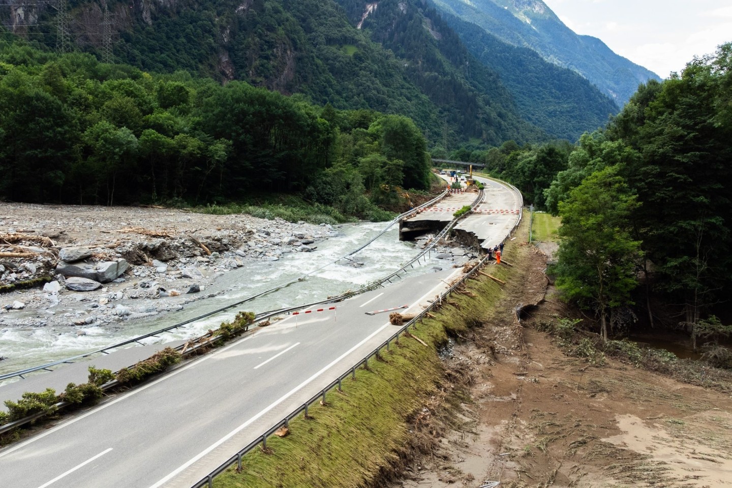 Bei Unwettern war ein Stück der Autobahn A13 eingebrochen.