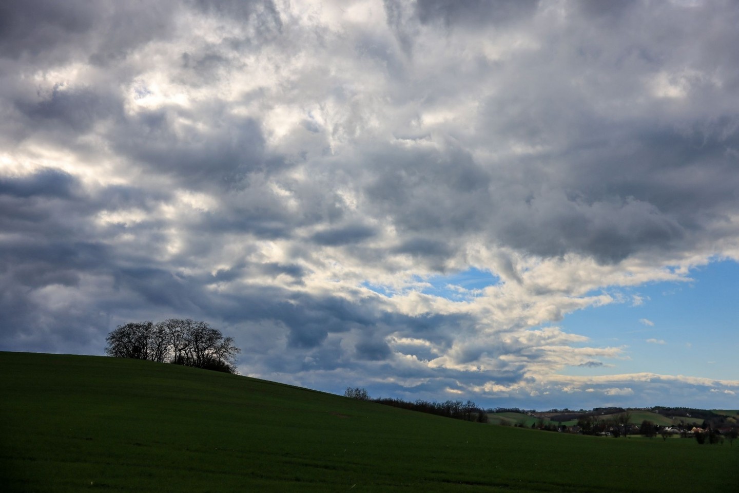 Für das erste Fußball-EM-Wochenende wird vielerorts Regen und Wind erwartet.