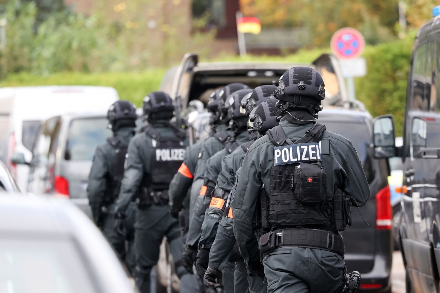 Einsatzkräfte vor der Stadtteilschule in Hamburg-Blankenese.