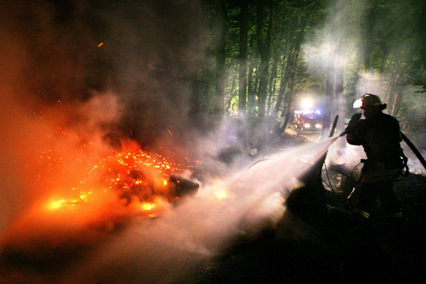 Ein Feuerwehrmann löscht im Sauerland einen Waldbrand. Experten mahnen zur Vorsicht.