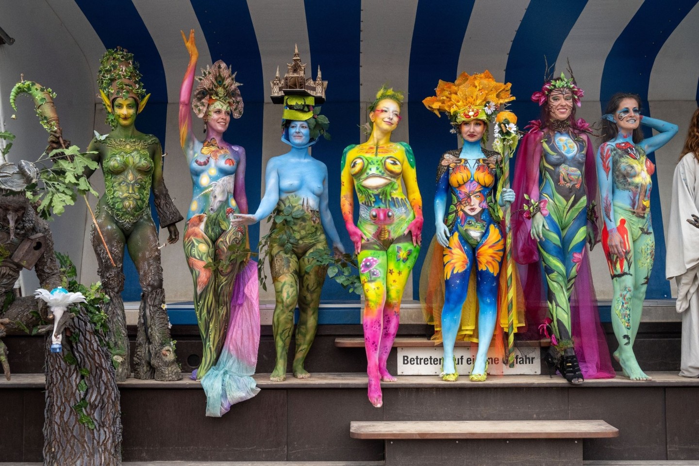 Schön bunt: Models präsentieren ihre von Bodypainting-Künstlern bemalten Körper.