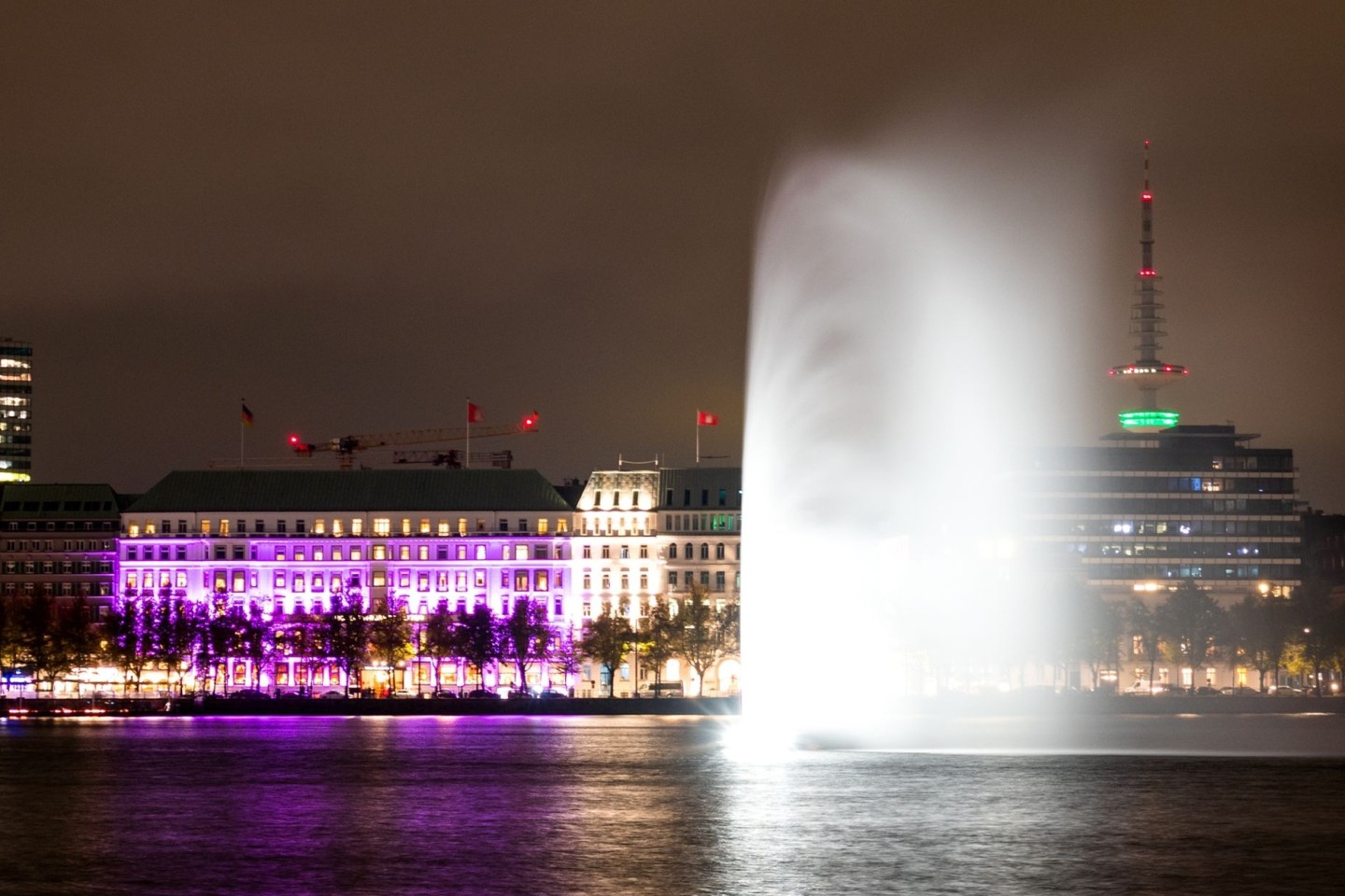 Das Hotel «Vier Jahreszeiten» an der Binnenalster in Hamburg ist während einer Aktion der Organisation «Plan International» zum Weltmädchentag beleuchtet.