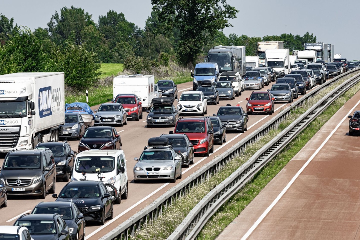 Deutschlands Straßen sind voll, doch es kommt zu etwas weniger Verletzten bei einem Unfall.