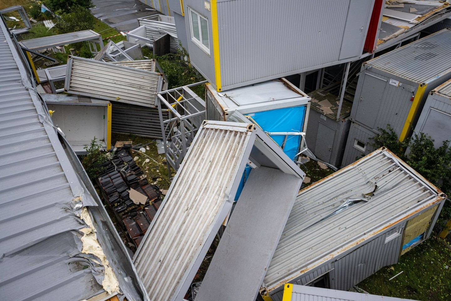 Das Unwetter hatte in einem Gewerbegebiet starke Schäden angerichtet.