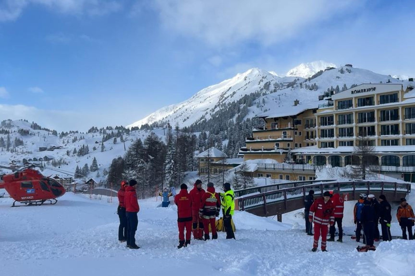 Einsatzteams mit Rettungshubschraubern nahe der Unglücksstelle in der Gegend der Seekarspitze bei Obertauern im Bundesland Salzburg.