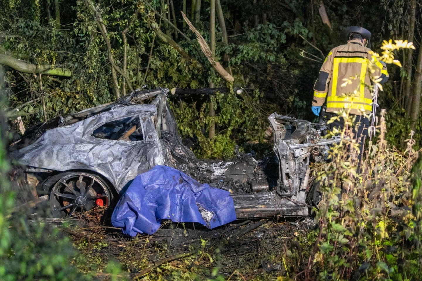 Zwei Menschen verbrannten vermutlich nach einem Wettrennen im Auto.