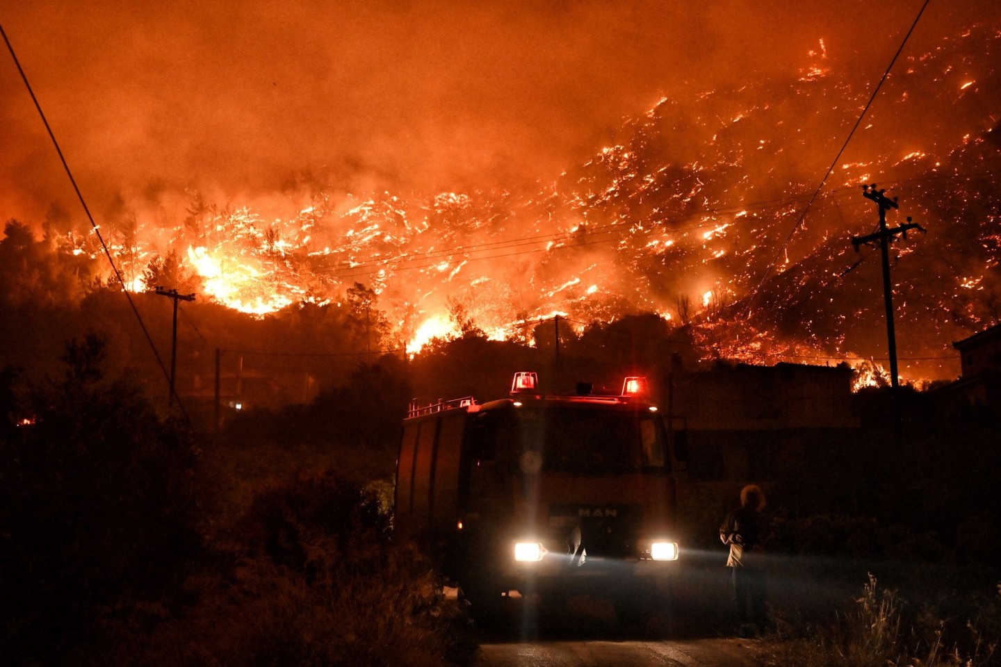 Der Einsatz der Feuerwehr hat den Brand noch nicht stoppen können.