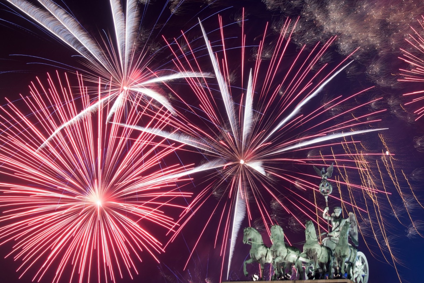 Am Brandenburger Tor findet wieder die traditionelle Silvesterparty statt. (Archivbild)